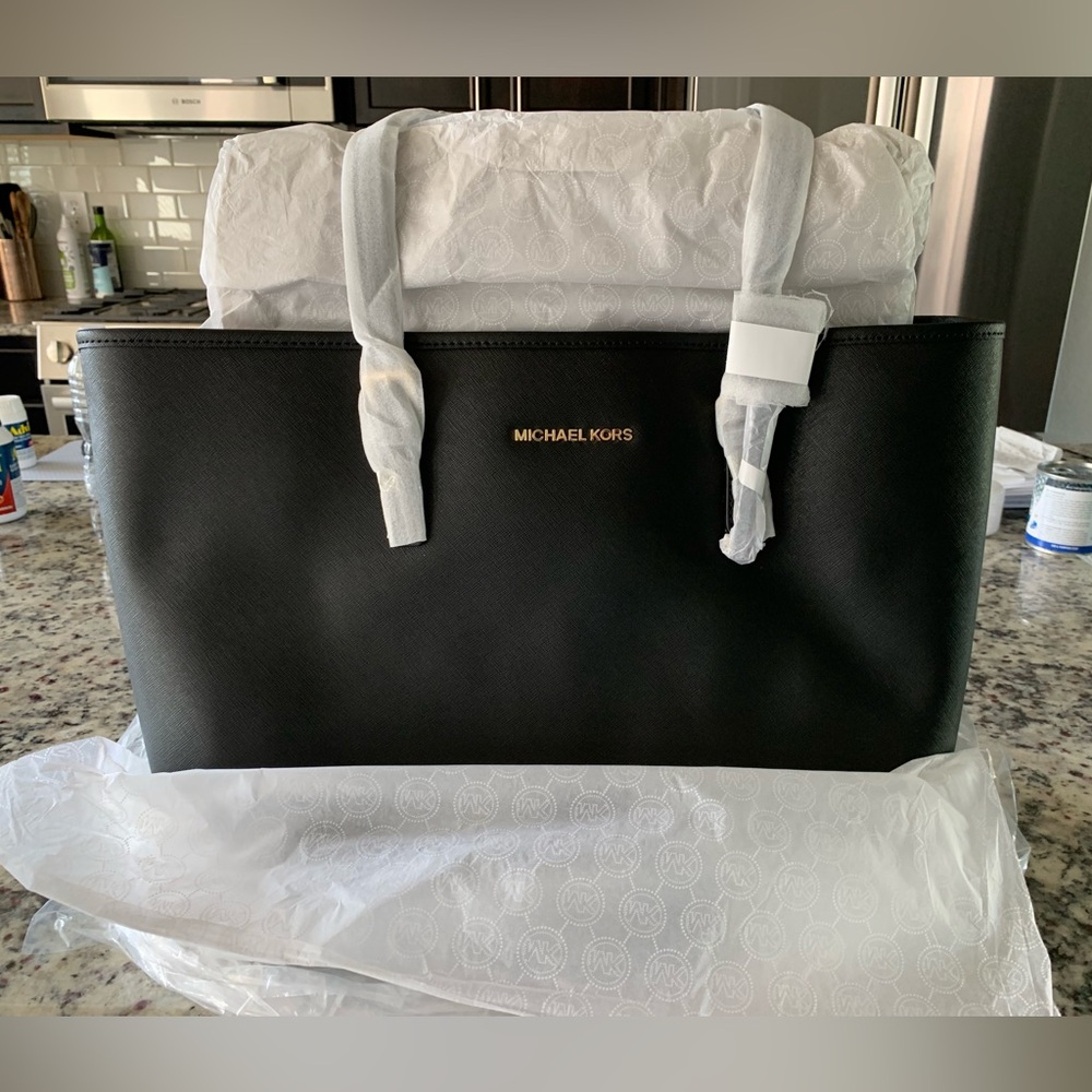 Michael Kors Jet Set Travel Medium Top Zip Multifunction Tote